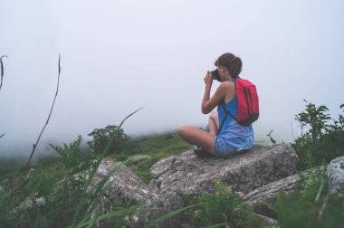 Kız Gezgin Dağları'nda bir kamera ile