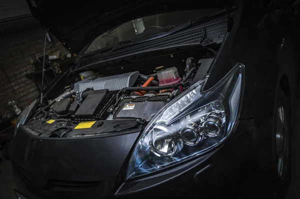 Open the hood and engine of a modern car — Stock Photo, Image