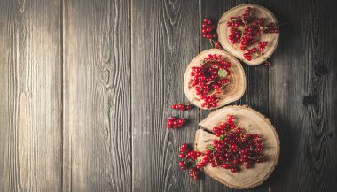 Frenk üzümü berry siyah ahşap plakalar