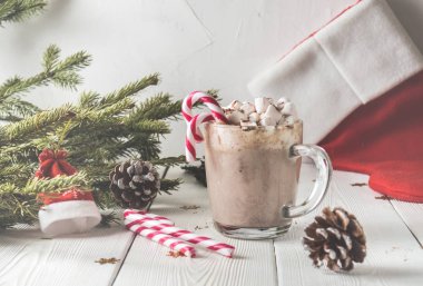 krema ve şeker ahşap arka plan üzerinde şeffaf kupa