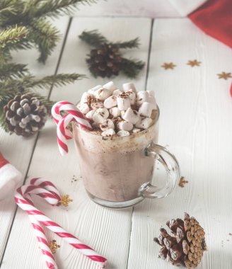 krema ve şeker ahşap arka plan üzerinde şeffaf kupa