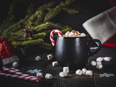 krema ve şeker ahşap arka plan üzerinde siyah kupa