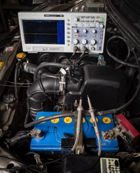 Диагностика автомобиля: осциллограф к двигателю — стоковое фото