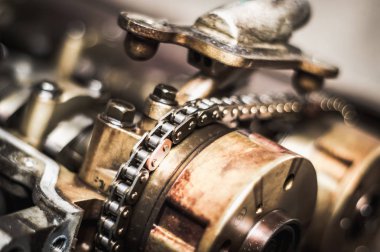 Otomobil zamanlama zinciri kesme motorunda