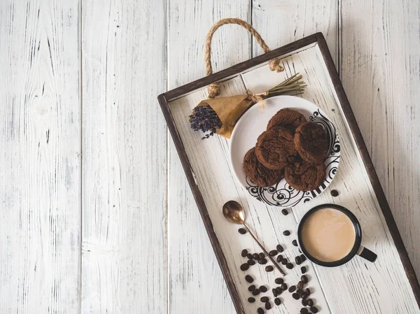 Tasse Kaffee auf einem Holztisch im Holztablett. — Stockfoto
