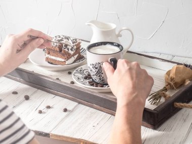 Kahvaltı retno tarzı: krem ve ahşap bir vintage tepsi ve bir ahşap beyaz sildi masa kek kahve.