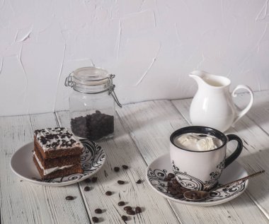 sabah kahve dondurma, pasta ve bir buket çiçek ile