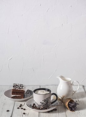 sabah kahve dondurma, pasta ve küçük bir buket çiçek ile kopya alanı ile