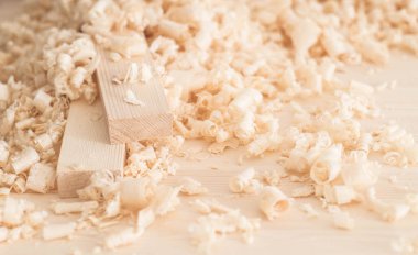 ahşap üzerinde çalışalım: iki ahşap talaşı yığını içinde blok.