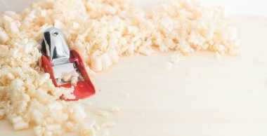 ahşap: talaşı kurullarında küçük bir kırmızı uçak