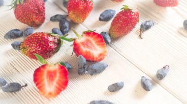 taze çilek Çilek ve koyu ahşap kurullarında Hanımeli bir saçılma