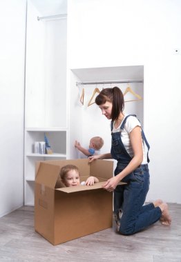 Yer değiştirme: Anne ve çocuk yeni evinde kutuları açmak