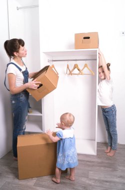Yer değiştirme: Anne ve çocuk yeni evinde kutuları açmak
