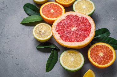 çiğ gıda: narenciye dilimleme. Portakal, mandalina, limon limon greyfurt