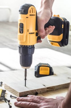 ahşap bir masa, vida, bit bir dizi üzerinde sarı tornavida.