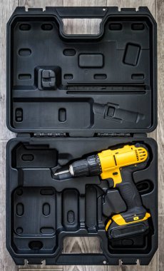 el elektrikli aracı: kalıp siyah bir kutu içinde sarı bir tornavida