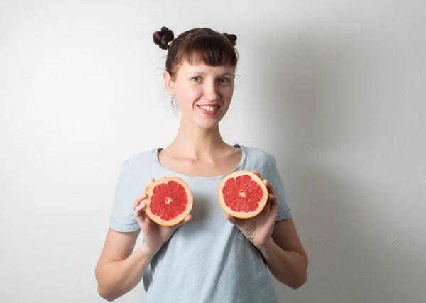 Веселая молодая девушка с грейпфрутом — стоковое фото