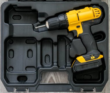 el elektrikli aracı: kalıp siyah bir kutu içinde sarı bir tornavida