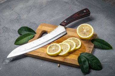 Taze sulu limon. Bir kesme tahtası üzerinde ince dilim dilim.