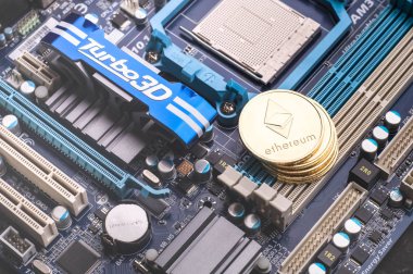 Bir arka plan mavi devre panosunu sikkelerinde Ethereum