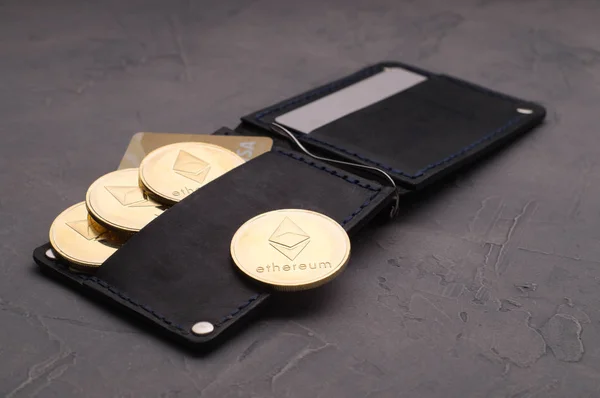 Kripto-para: plastik kart ve ethereum para ile bir deri çanta