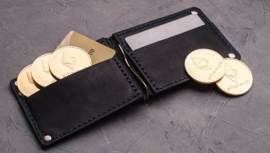 Kripto-para: plastik kart ve ethereum para ile bir deri çanta