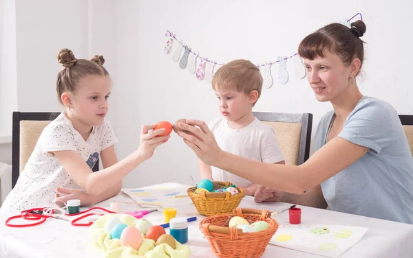 Familj semester påsk: mamma och dotter knackar påskägg. — Stockfoto