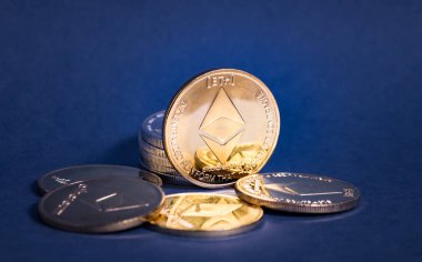 Kripto para birimi: mavi bir arka plan üzerinde paralar küçük yığını.