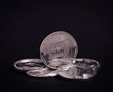 Kripto para birimi: dashcoin siyah bir zemin üzerine küçük bir yığın
