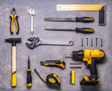 Sarı El aracını gri bir arka plan üzerinde bir dizi