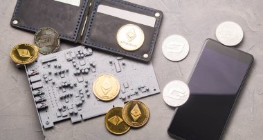 Beyanlar ve eter tasvirleri: bir deri çanta, bir akıllı telefon, baskılı devre kartı ve eter gri bir arka plan üzerine altın kaplama sikkeleri.