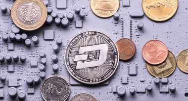 Perspektif Kripto-para: gri renk baskılı devre kartı üzerinde paralar.