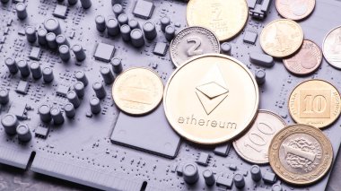 Perspektif Kripto-para: gri renk baskılı devre kartı üzerinde paralar.