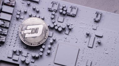 Perspektif Kripto-para: Dashcoin paralar gri renk baskılı devre kartı üzerindeki.