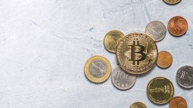 Kripto-para üstünlüğü: gri bir arka plan dünyanın çeşitli para bitcoin para arasındadır.