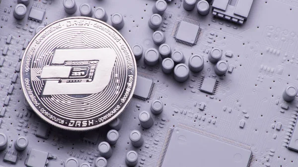 Perspektif Kripto-para: Dashcoin paralar gri renk baskılı devre kartı üzerindeki.
