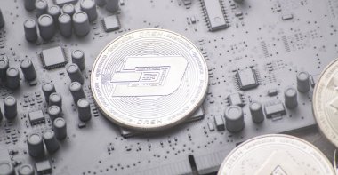 Perspektif Kripto-para: Dashcoin paralar gri renk baskılı devre kartı üzerindeki.