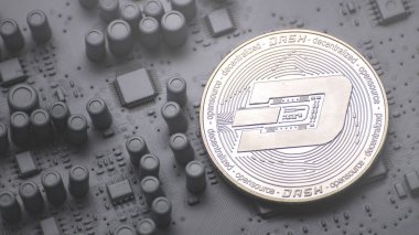 Perspektif Kripto-para: Dashcoin paralar gri renk baskılı devre kartı üzerindeki.