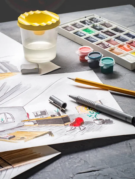 Creatief beroep: designer's bureau met verspreide schetsen, verf, penselen, liner, potlood. — Stockfoto