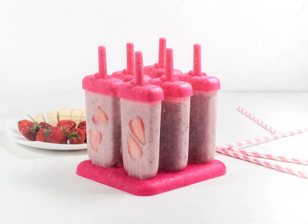 Yaz yiyecek: ev yapımı meyve buz yemek. Hazırlanmış seviye dondurma kalıpları, doldurma.