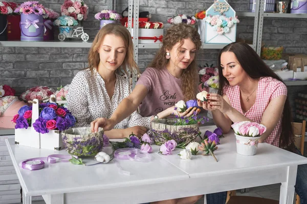 Tres niñas recogen un ramo de rosas en cestas para las próximas vacaciones juntos . — Foto de Stock