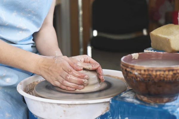 Girl Potter esculpe una jarra de arcilla en una rueda Potters . — Foto de Stock