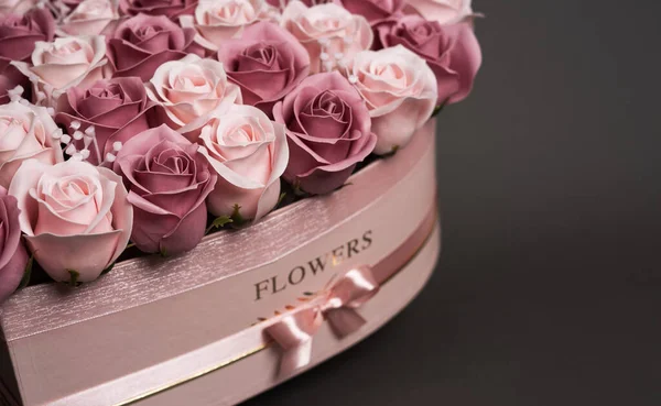 Flores en flor: Ramo de rosas rosadas sobre un fondo gris . — Foto de Stock