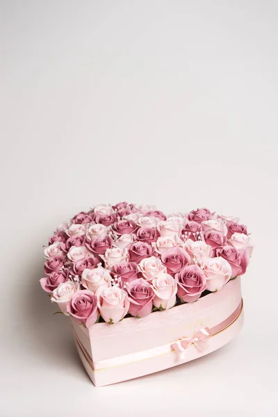 Цветы в цвете: Большой букет розовых и белых роз в коробке в форме сердца на белом фоне . — стоковое фото