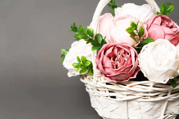 Flores em flor: Buquê de peônias rosa e branca em uma cesta de palha em um fundo cinza . — Fotografia de Stock
