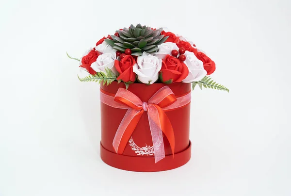 Flowers in bloom: A bouquet of red and white roses in a red round box on a white background. — Stock Photo, Image
