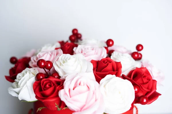 Kwiaty w rozkwicie: Bukiet czerwonych i białych róż na białym tle. — Zdjęcie stockowe