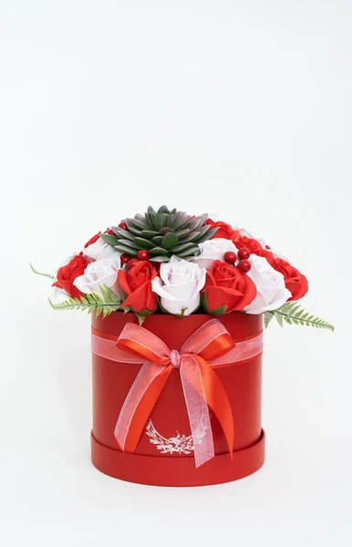 Flowers in bloom: A bouquet of red and white roses in a red round box on a white background. — Stock Photo, Image