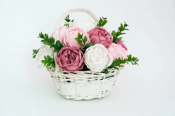 Цветущие цветы: Букет розовых и белых пионов в соломенной корзине на белом фоне . — стоковое фото