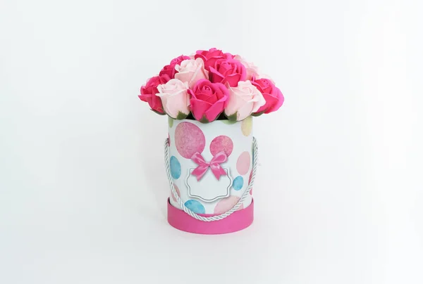 Цветы в цвете: букет розовых и белых роз в круглой коробке на белом фоне . — стоковое фото